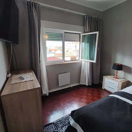 Almada, T2 W Balcony, Feijo, Lisbon Apartment