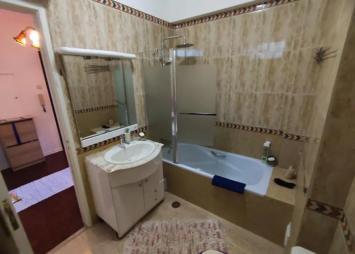 Almada, T2 W Balcony, Feijo, Lisbon דירה