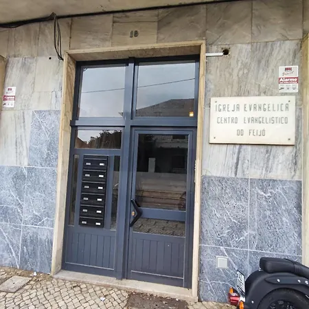 Almada, T2 With Balcony, Feijo, Lisbon *