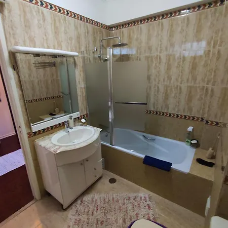 Almada, T2 W Balcony, Feijo, Lisbon شقة