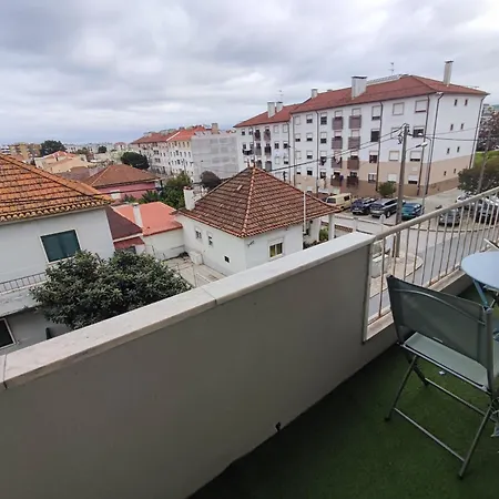 Almada, T2 W Balcony, Feijo, Lisbon ألمادا