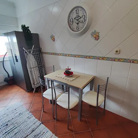 Almada, T2 W Balcony, Feijo, Lisbon شقة